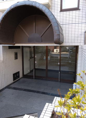 京都市上京区裏門通一条下る今新在家町、マンションのエントランス画像です