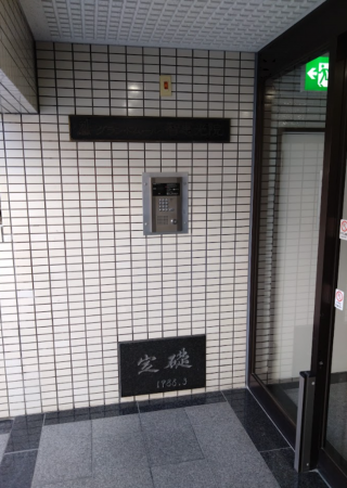京都市上京区裏門通一条下る今新在家町、マンションのエントランス画像です