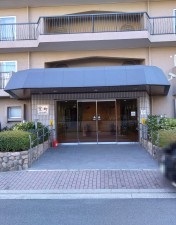 京都市上京区中立売通室町西入三丁町、マンションのエントランス画像です