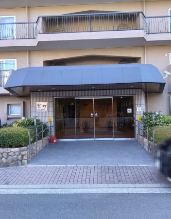 京都市上京区中立売通室町西入三丁町、マンションのエントランス画像です