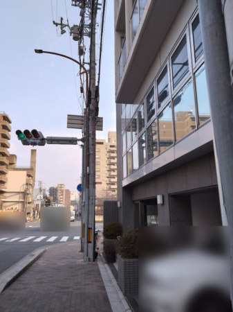 京都市上京区西船橋町、マンションの前面道路を含む現地写真画像です
