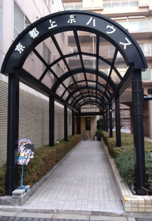 京都市上京区千本通一条上る泰童片原町、マンションの外観画像です