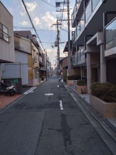 京都市上京区葭屋町通上長者町下る菊屋町、マンションの前面道路を含む現地写真画像です