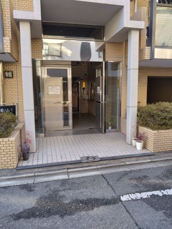 京都市上京区葭屋町通上長者町下る菊屋町、マンションのエントランス画像です