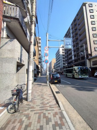 京都市上京区元北小路町、マンションの前面道路を含む現地写真画像です