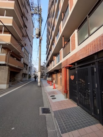 京都市上京区大宮通今出川下る薬師町、マンションの前面道路を含む現地写真画像です