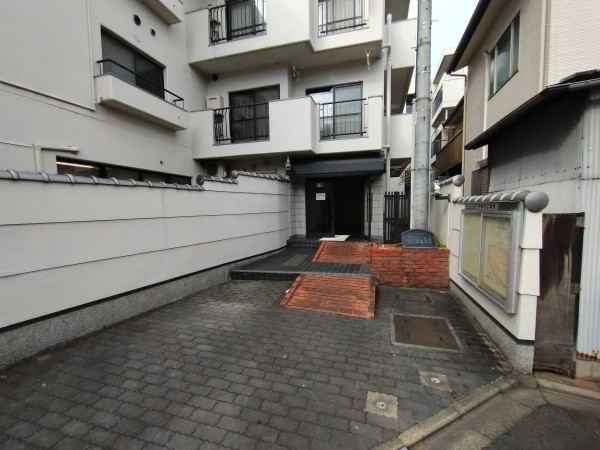 京都市上京区新町通上御霊前上る下清蔵口町、マンションのエントランス画像です