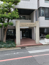 京都市中京区富小路通三条下る朝倉町、マンションの画像です