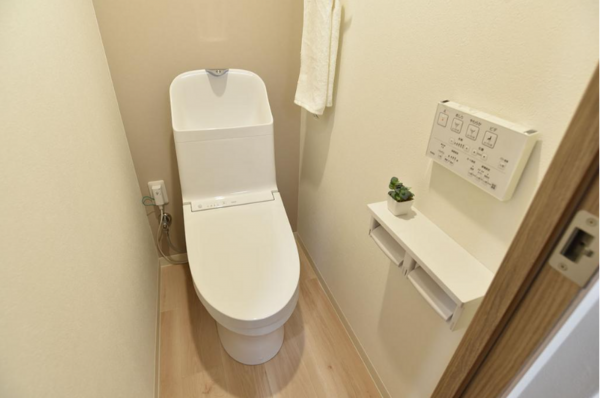 京都市上京区五辻通千本東入上る桐木町、マンションのトイレ画像です