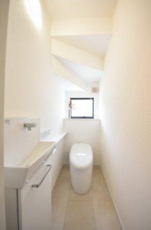 福山市蔵王町、新築一戸建てのトイレ画像です