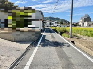 福山市水呑町、中古一戸建ての前面道路を含む現地写真画像です