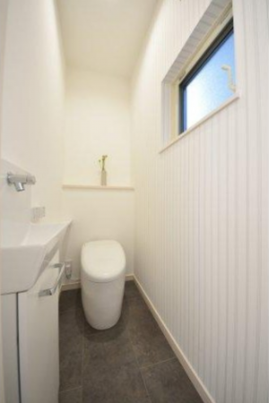 福山市寺町、新築一戸建てのトイレ画像です