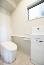 福山市沖野上町、新築一戸建てのトイレ画像です