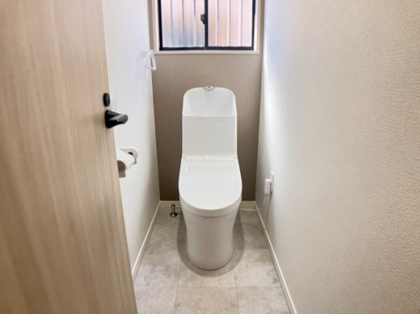 福山市平成台、中古一戸建てのトイレ画像です