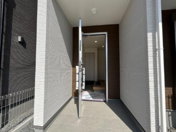 福山市川口町、新築一戸建ての玄関画像です