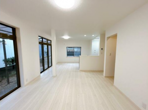 福山市大門町、中古一戸建ての居間画像です