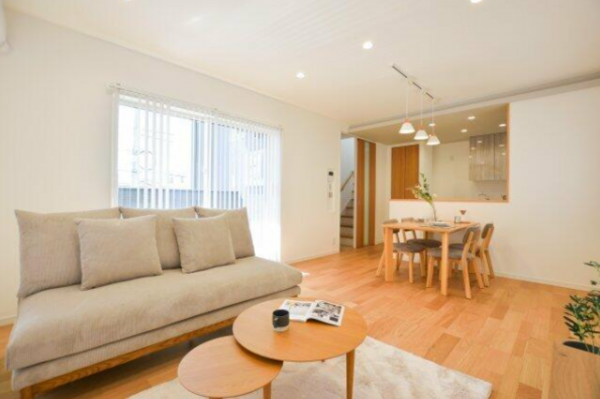 福山市三吉町、新築一戸建ての居間画像です