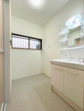 福山市南手城町、中古一戸建ての洗面画像です