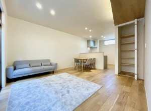 福山市南手城町、中古一戸建ての居間画像です