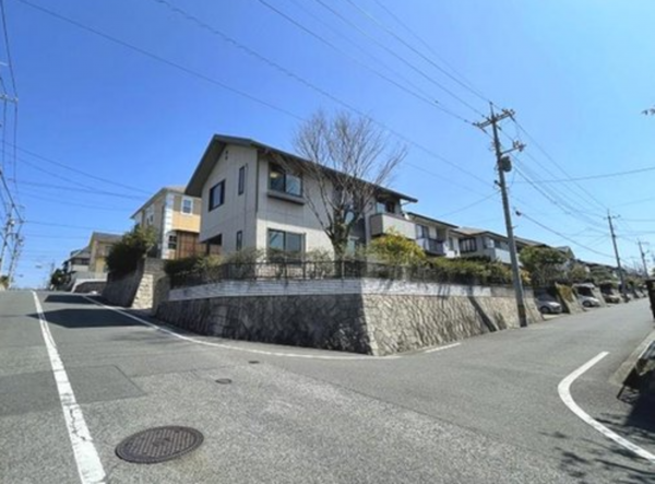 福山市明王台、中古一戸建ての前面道路を含む現地写真画像です