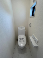 福山市新涯町、新築一戸建てのトイレ画像です