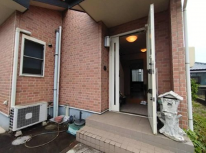 福山市瀬戸町大字地頭分、中古一戸建ての玄関画像です