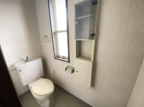 福山市明王台、中古一戸建てのトイレ画像です