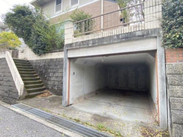 福山市明王台、中古一戸建ての駐車場画像です