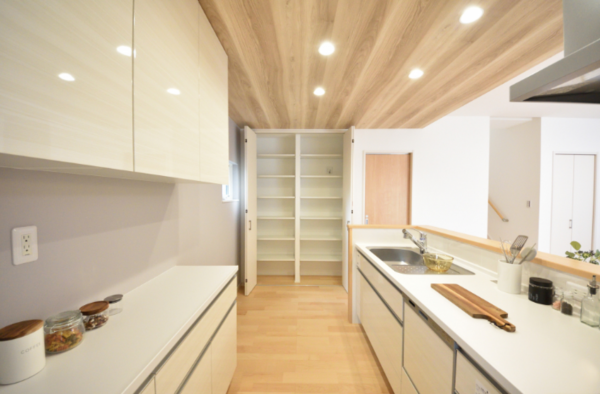 福山市川口町、新築一戸建てのキッチン画像です