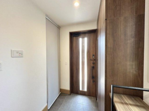 福山市伊勢丘、中古一戸建ての玄関画像です
