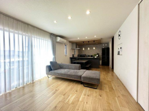 福山市伊勢丘、中古一戸建ての居間画像です