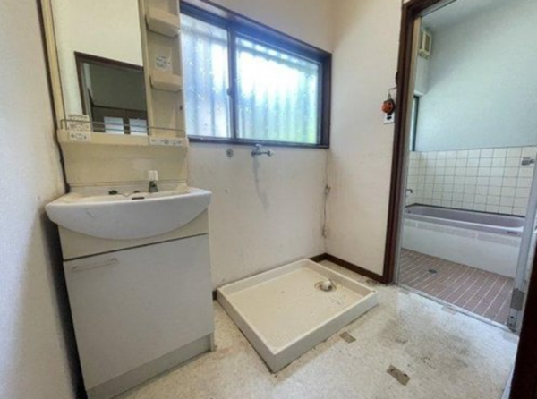 福山市西深津町、中古一戸建ての洗面画像です