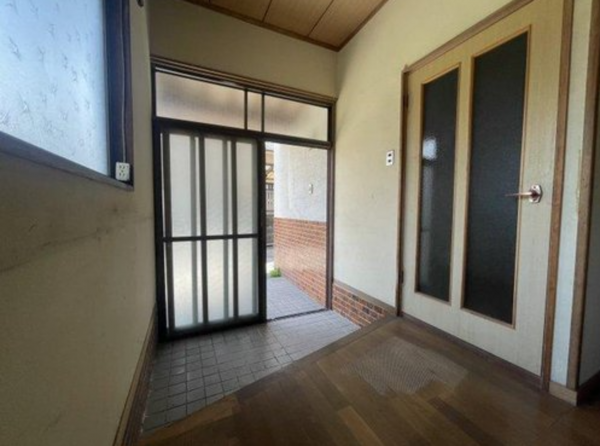 福山市西深津町、中古一戸建ての玄関画像です