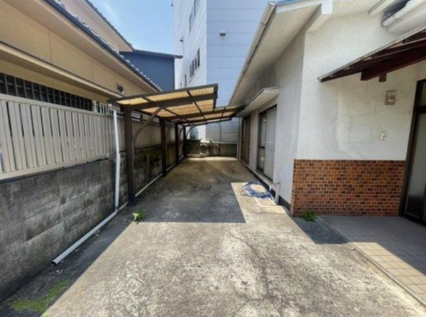 福山市西深津町、中古一戸建ての駐車場画像です