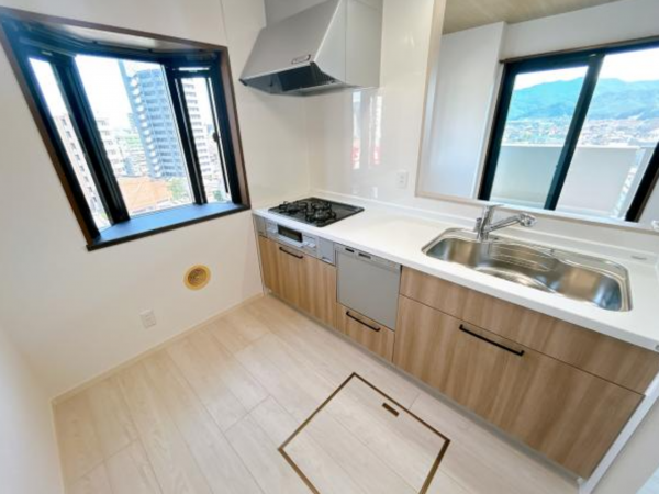 福山市西桜町、マンションのキッチン画像です