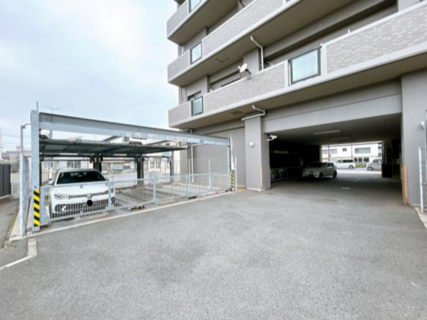 福山市西桜町、マンションの駐車場画像です