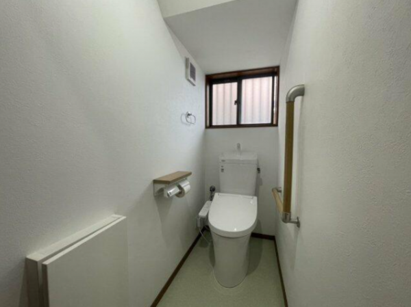 福山市緑陽町、中古一戸建てのトイレ画像です