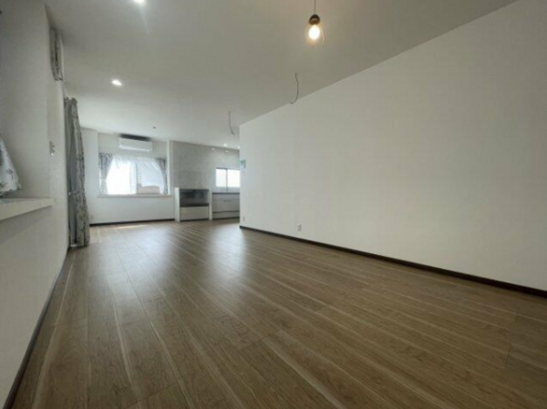 福山市緑陽町、中古一戸建ての居間画像です
