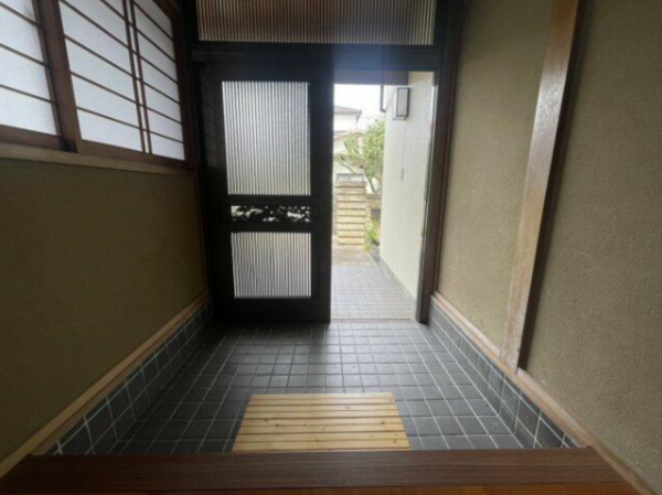 福山市緑陽町、中古一戸建ての玄関画像です