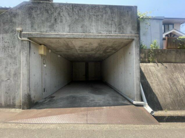 福山市緑陽町、中古一戸建ての駐車場画像です