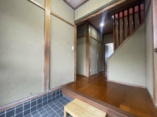 福山市緑陽町、中古一戸建ての玄関画像です