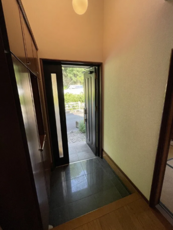福山市引野町、中古一戸建ての玄関画像です