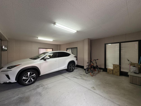 福山市松浜町、中古一戸建ての駐車場画像です
