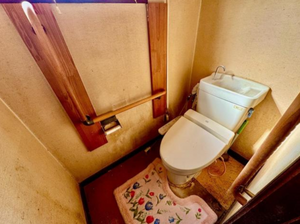 福山市清水ケ丘、中古一戸建てのトイレ画像です
