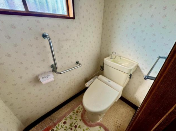 福山市清水ケ丘、中古一戸建てのトイレ画像です