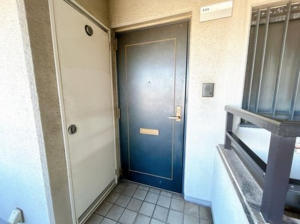 福山市沖野上町、マンションの玄関画像です