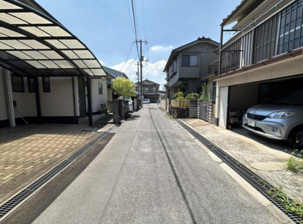 福山市手城町、中古一戸建ての前面道路を含む現地写真画像です