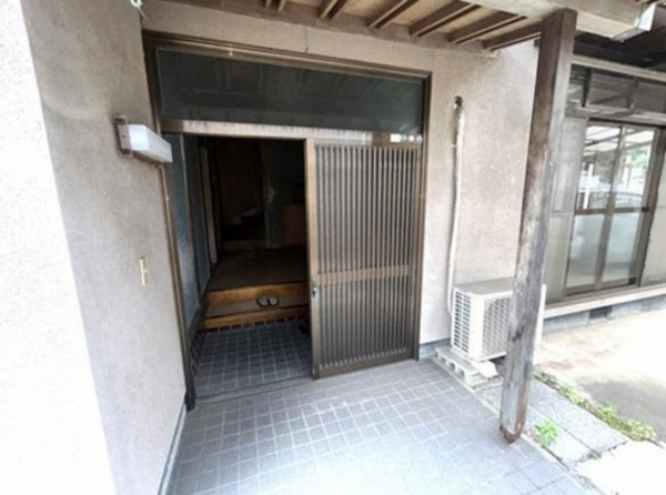 福山市緑陽町、中古一戸建ての玄関画像です