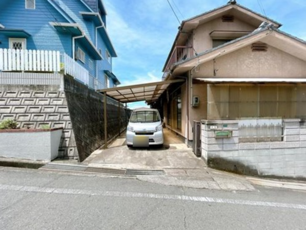 福山市緑陽町、中古一戸建ての駐車場画像です