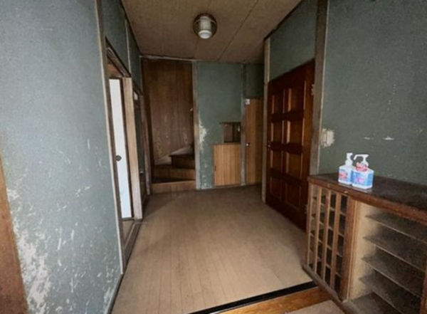福山市緑陽町、中古一戸建ての玄関画像です